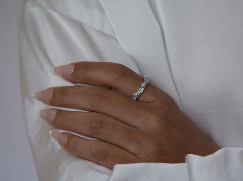 CRYSTAL DROP BAND RING - Ermoleve
